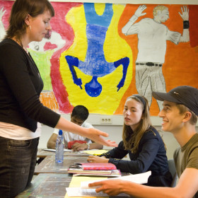 Alexandra Bronsveld, studente aan Universiteit voor Humanistiek, geeft les op het Luzac Lyceum, Foto (c) Michiel Wijnbergh