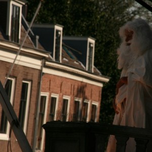 Socrates kijkt uit over de gracht